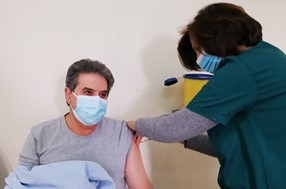 Στο εμβολιαστικό κέντρο Φαρσάλων, εμβολιάστηκε ο δήμαρχος Μάκης Εσκίογλου
